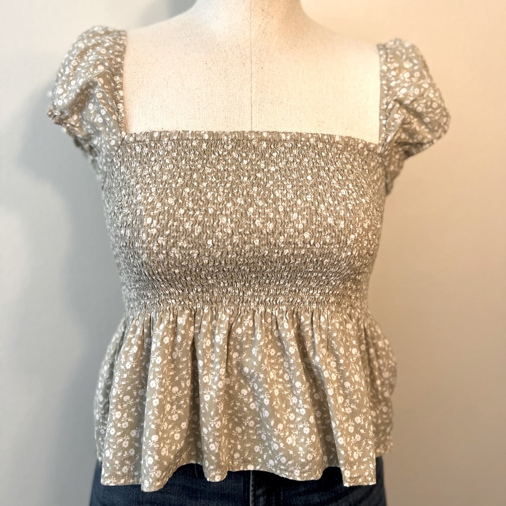Abercrombie & Fitch Smocked Floral Top. Size: XS